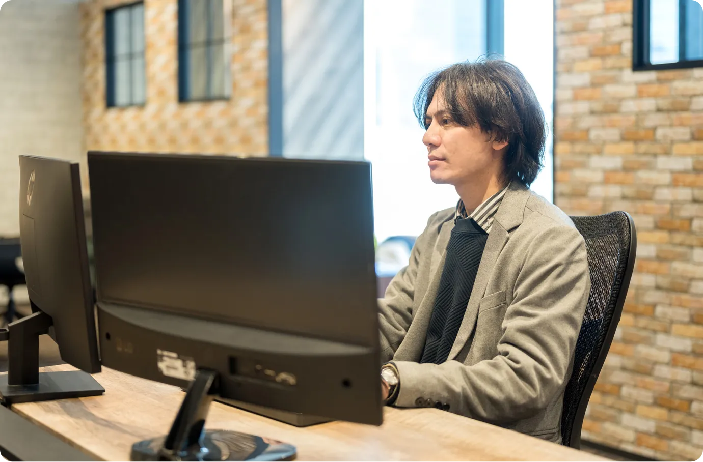 エンジニアがラップトップで作業している様子