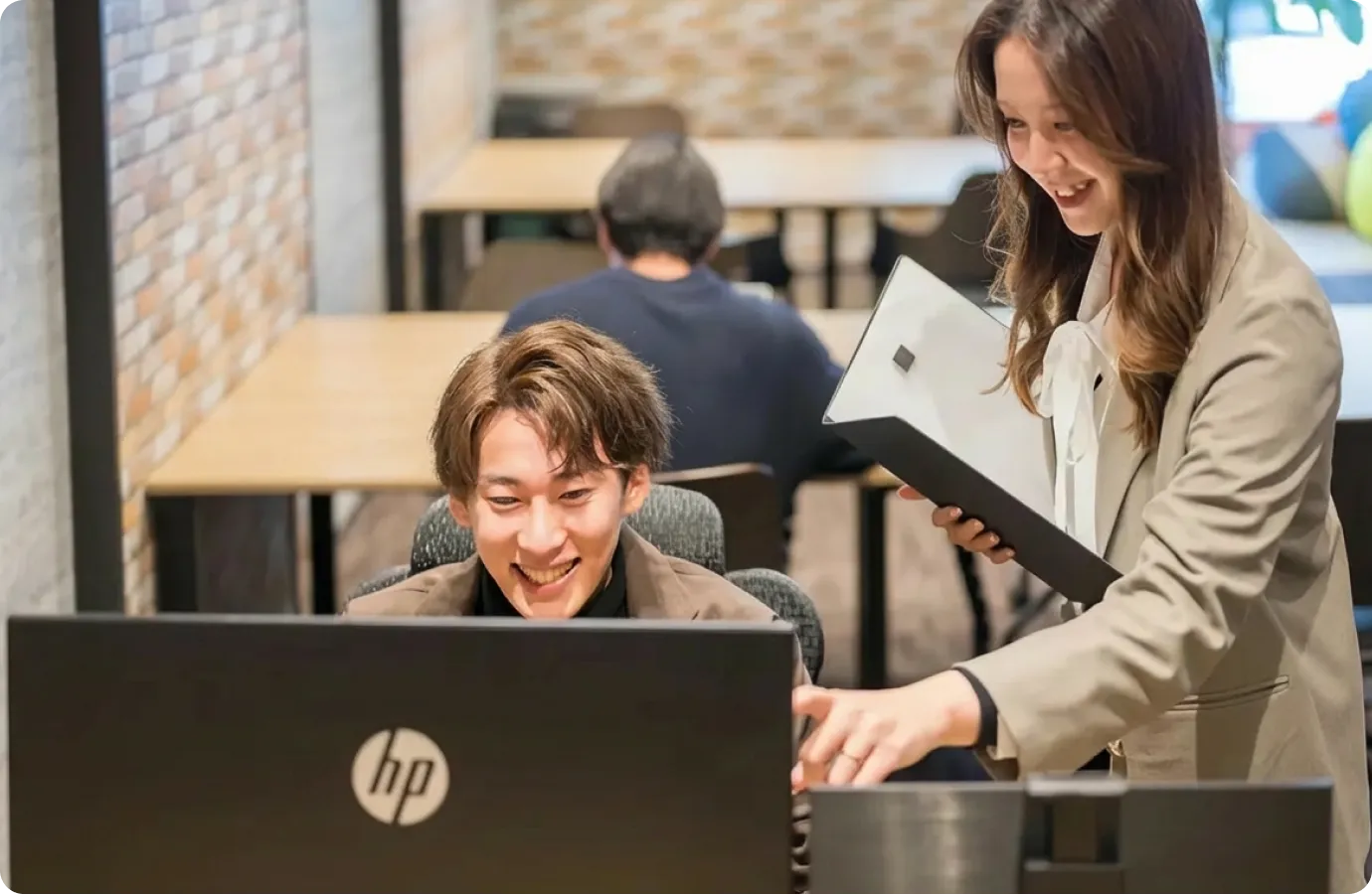 エンジニアがラップトップで作業している様子