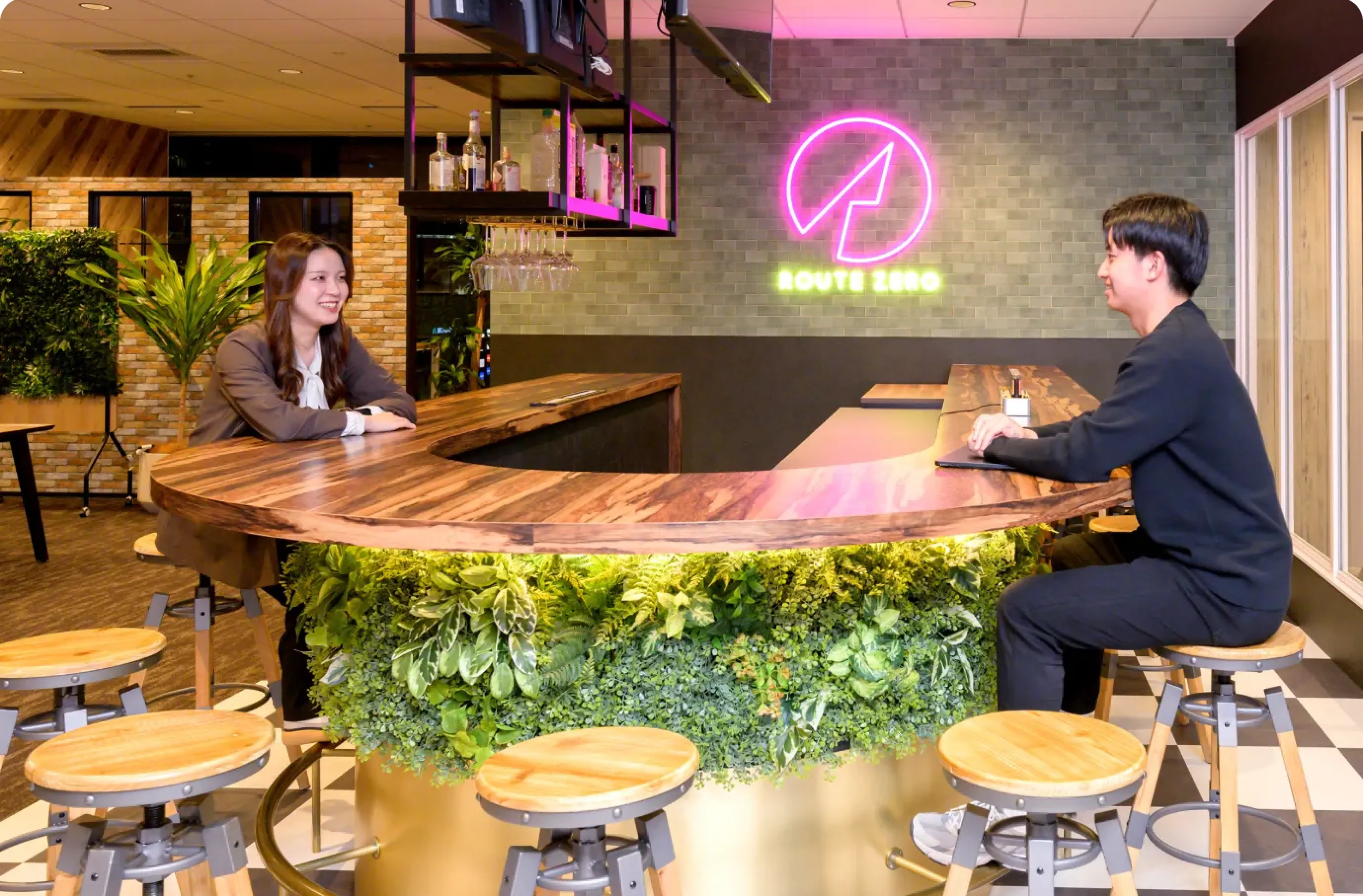 エンジニアがラップトップで作業している様子