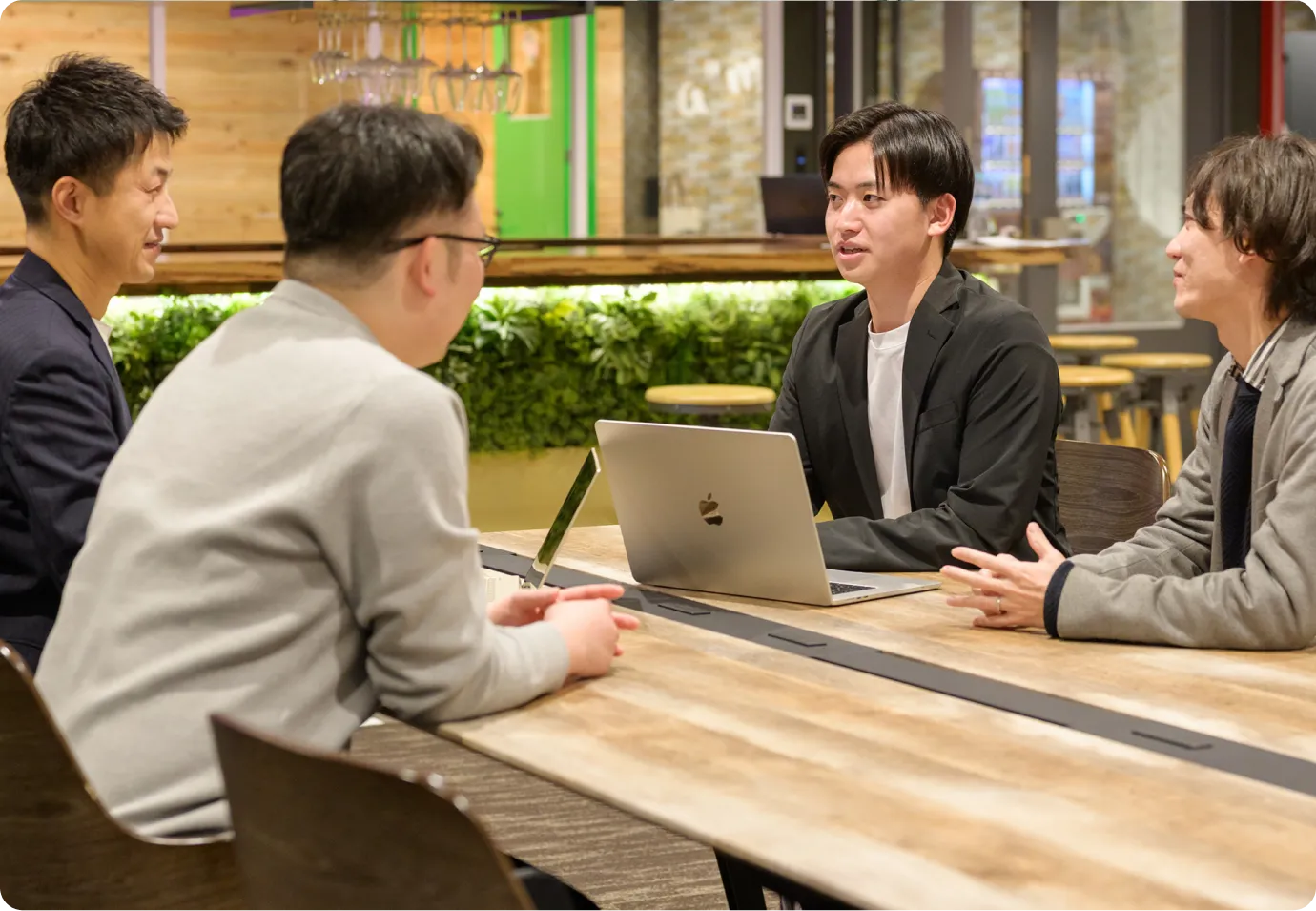 エンジニアがラップトップで作業している様子