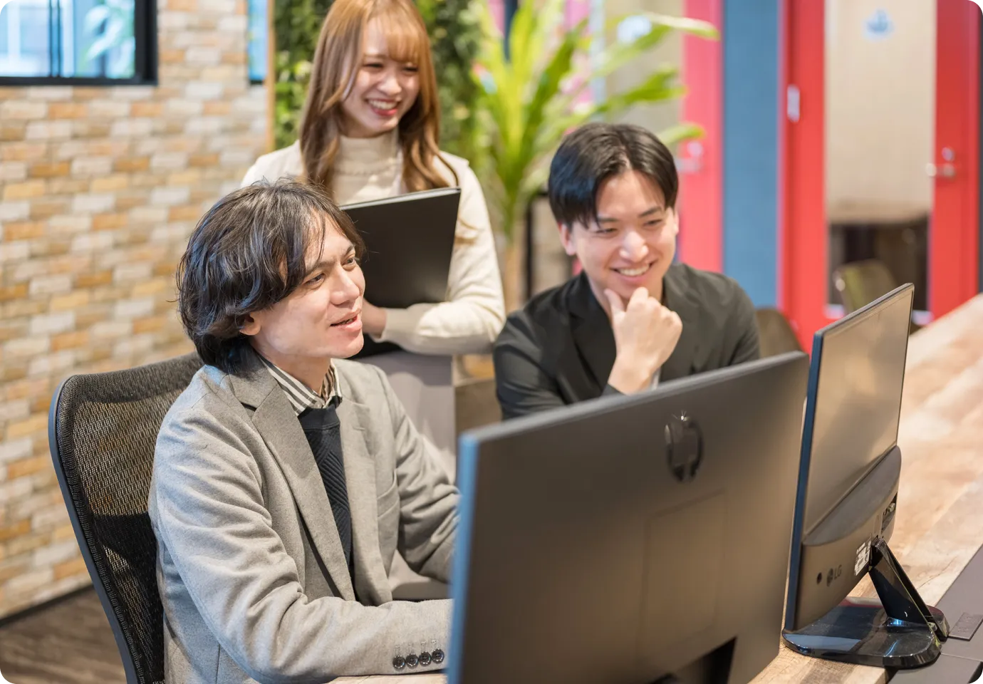 エンジニアがラップトップで作業している様子