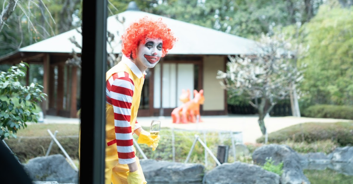 窓の外に現れたドナルド